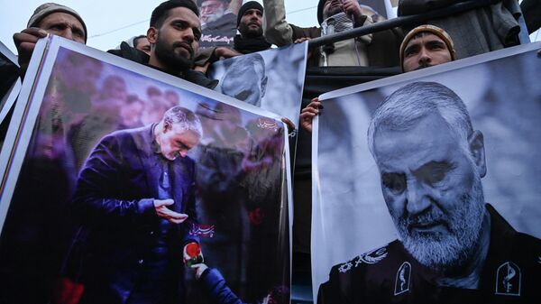 Участники антиамериканской демонстрации держат плакаты с изображением иранского генерала Касема Сулеймани, который был убит в результате авиаудара США в Ираке 