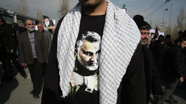 Демонстрант, в футболке с изображением Касема Сулеймани, на акции протеста в Тегеране. 3 января 2020  