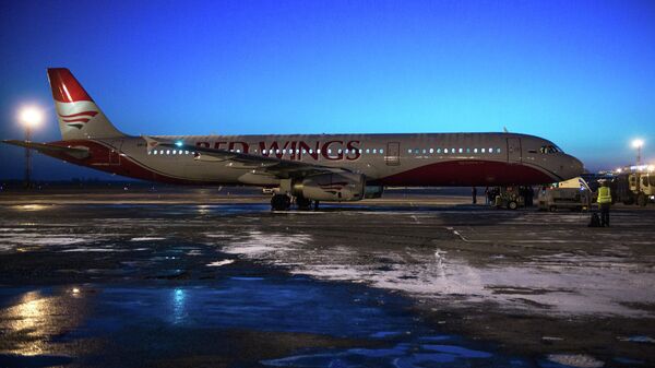 Самолет Airbus A-321 авиакомпании Red Wings в аэропорту Толмачево в Новосибирске
