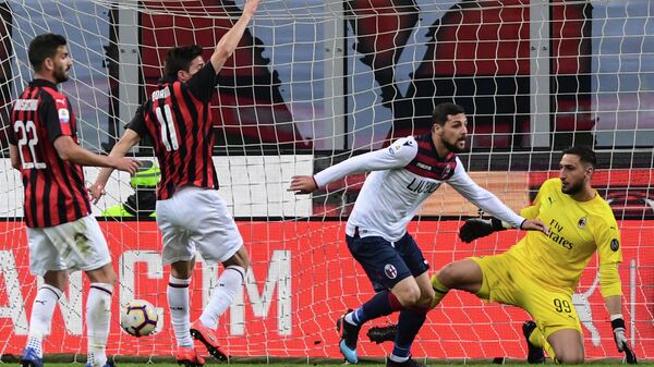 Нападающий Болоньи Маттиа Дестро отмечает забитый мяч в ворота Милана