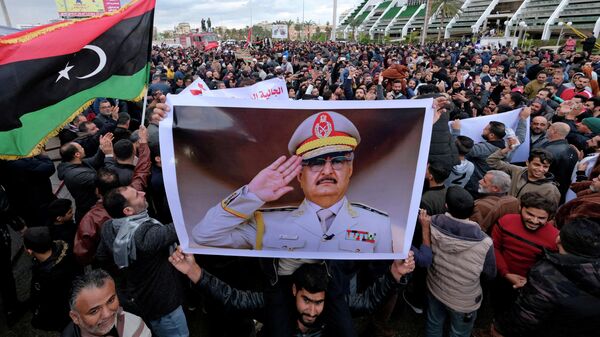 Участники демонстрации с портретом Халифы Хафтара в Бенгази, Ливия