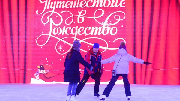 Посетители на фестивале Путешествие в Рождество в Новопушкинском сквере в Москве