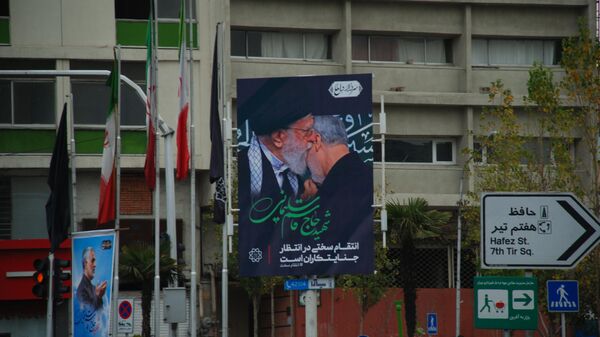 Изображения и плакаты генерала КСИР Касема Сулеймани на улицах Тегерана