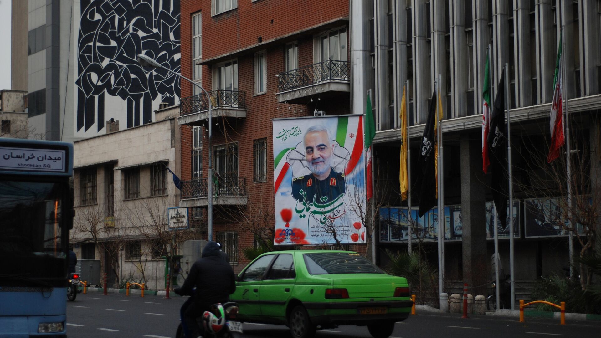 Изображения и плакаты генерала КСИР Касема Сулеймани на улицах Тегерана - РИА Новости, 1920, 19.09.2020