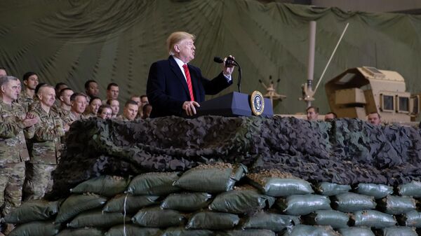 Президент США Дональд Трамп беседует с военнослужащими в Афганистане