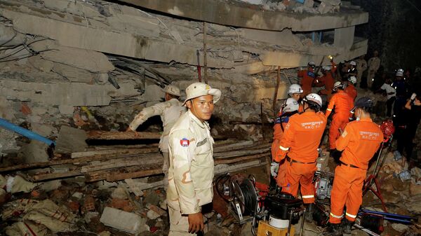 Спасатели на месте обрушения здания в городе Кеп, Камбоджа