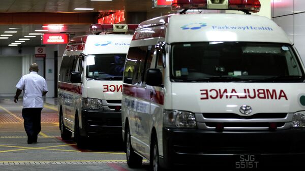 Машины скорой помощи у здания больницы в Сингапуре