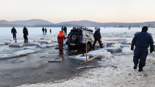 На месте происшествия в бухте Воевода на острове Русском во Владивостоке, где около 30 автомобилей рыбаков частично провалились под лед