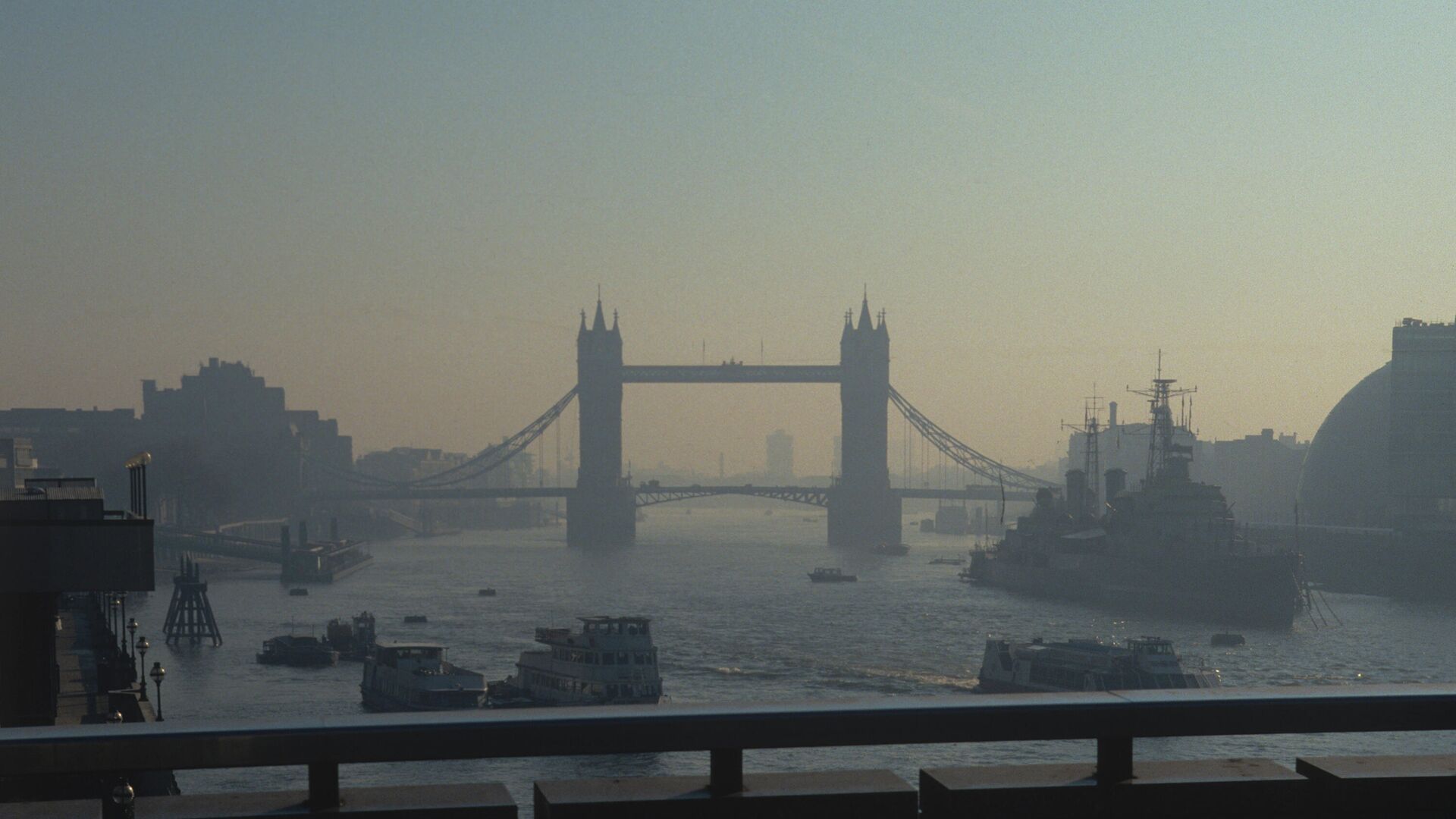 Вид на разводной Тауэрский мост в центре Лондона над рекой Темзой - РИА Новости, 1920, 04.07.2020