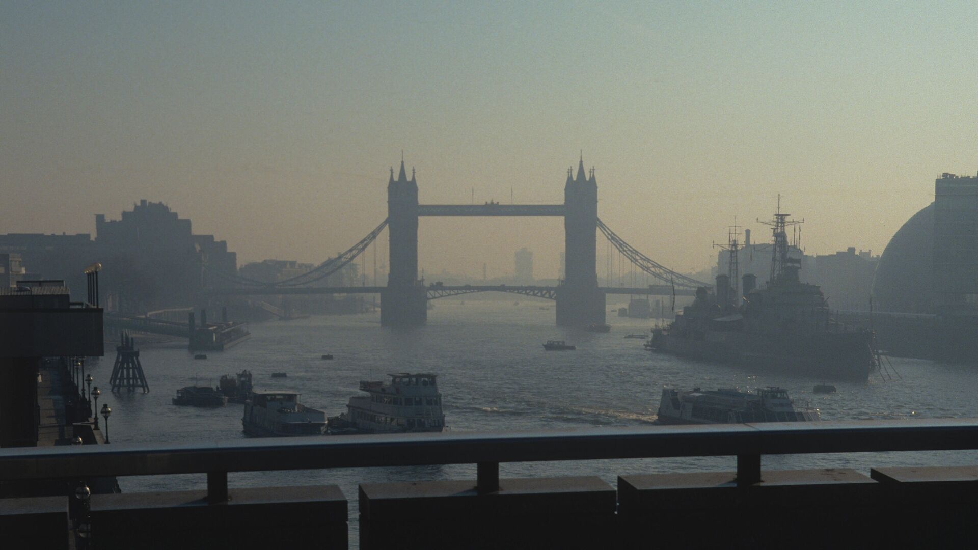 Вид на разводной Тауэрский мост в центре Лондона над рекой Темзой - РИА Новости, 1920, 30.03.2023