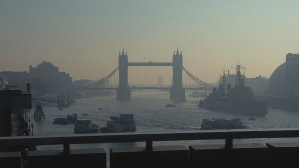 Вид на разводной Тауэрский мост в центре Лондона над рекой Темзой