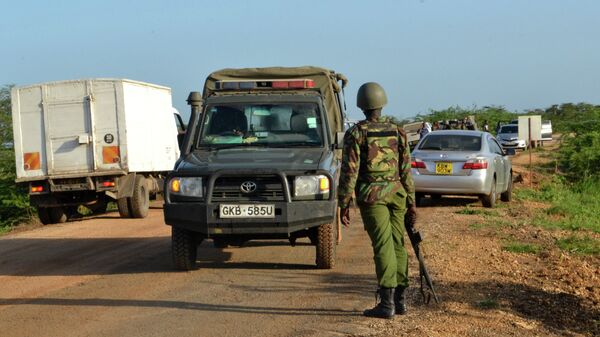 Сотрудник полиции Кении неподалеку от военной базы США в округе Ламу, на которую было совершено нападение боевиков радикальной исламистской группировки Аш-Шабаб