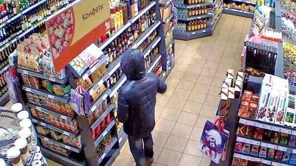 Житель Тольятти, подозреваемый в краже 50 плиток шоколада из продуктового магазина