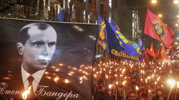 Участники факельного шествия националистов, приуроченного к 111-й годовщине со дня рождения Степана Бандеры в Киеве. 1 января 2020