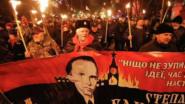Участники факельного шествия националистов в Киеве, приуроченного к 111-й годовщине со дня рождения Степана Бандеры. 1 января 2020