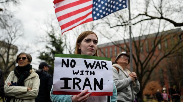 Участники антивоенной демонстрации у Белого дома в Вашингтоне, США