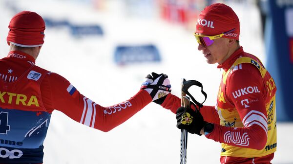 Слева направо: Сергей Устюгов (Россия), занявший второе место, и Александр Большунов (Россия), занявший третье место в спринте классическим стилем среди мужчин на соревнованиях по лыжным гонкам Тур де Ски в итальянском Валь-ди-Фьемме.