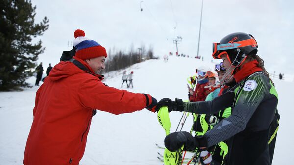 Воробьев и Собянин покатались на лыжах с учениками школы Шуколово 