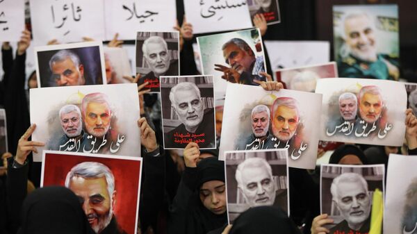 Сторонники  Хизболлы держат плакаты с портретом убитых  Касема Сулеймани  и  Абу Махди аль-Мухандиса