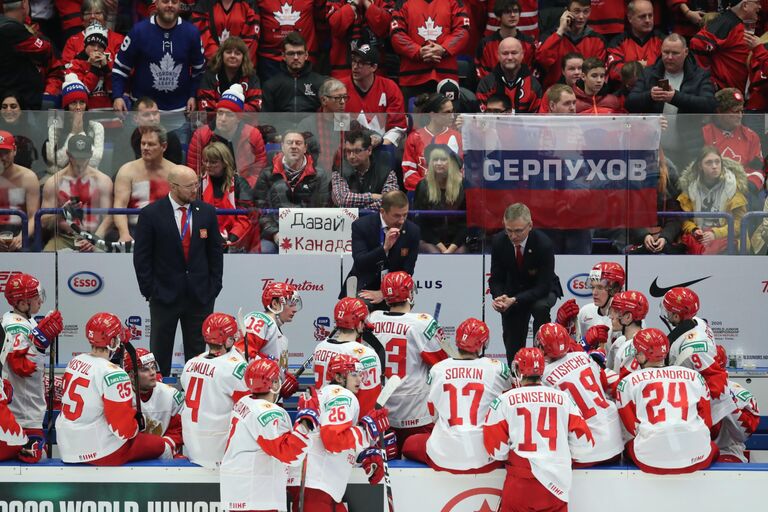 Валерий Брагин (в центре на втором плане) и хоккеисты молодежной сборной России