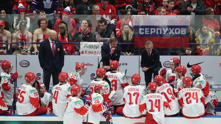 Валерий Брагин (в центре на втором плане) и хоккеисты молодежной сборной России