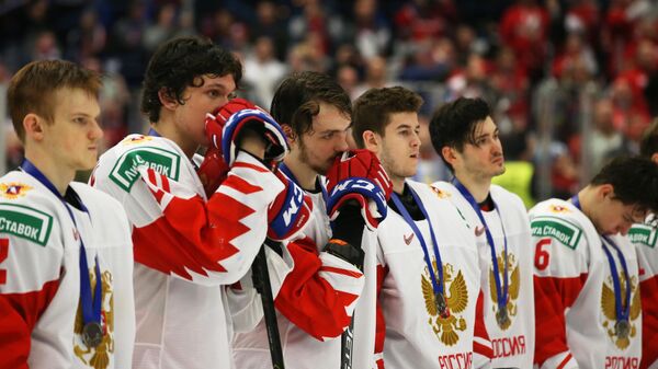 Игроки сборной России на церемонии награждения после финального матча молодежного чемпионата мира по хоккею между сборными командами Канады и России.