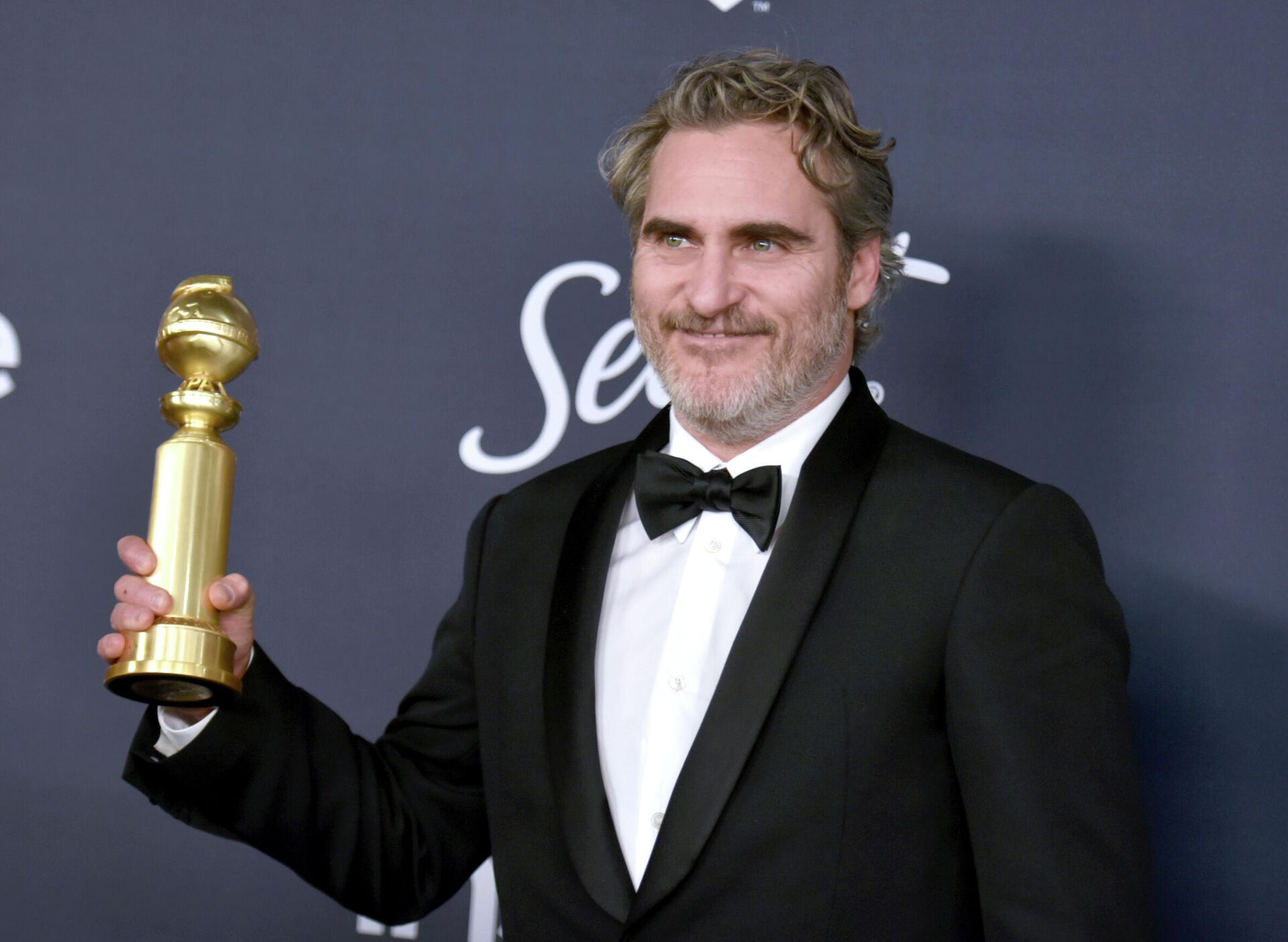 Актер Хоакин Феникс получил кинопремию Золотой глобус как лучший актер в драматическом фильме Джокер Актер Хоакин Феникс получил кинопремию Золотой глобус как лучший актер в драматическом фильме Джокер - РИА Новости, 1920, 25.10.2025