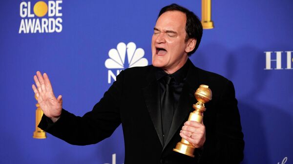 Режиссер Квентин Тарантино получил премию Золотой глобус в номинации Лучший сценарий за фильм Однажды ... в Голливуде 