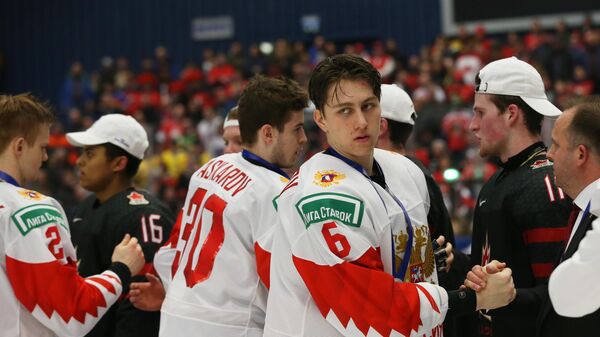 Игроки сборной России и Канады на церемонии награждения после финального матча молодежного чемпионата мира по хоккею между сборными командами Канады и России.