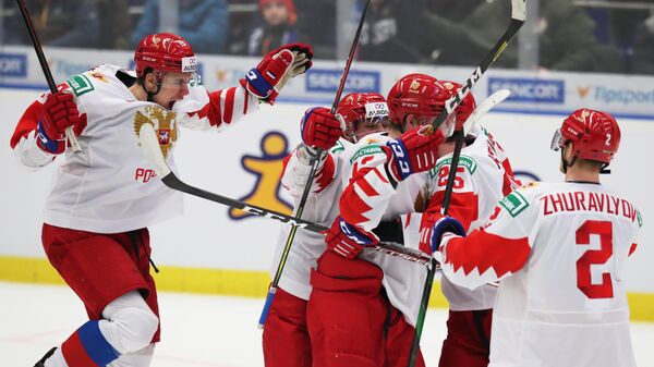 Игроки сборной России радуются забитому голу в финальном матче молодежного чемпионата мира по хоккею между сборными командами Канады и России.