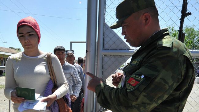 Узбекский пограничник на КПП