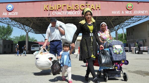 Люди на КПП границы Киргизии и Узбекистана