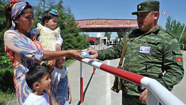 Пограничник на КПП границы Киргизии и Узбекистана