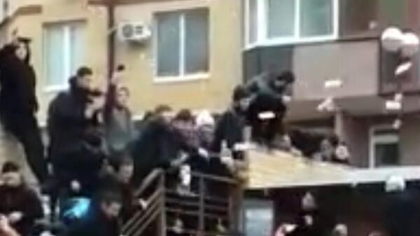 Скриншот видео, где Альфредо Аудиторе бросает в толпу 200 000 рублей