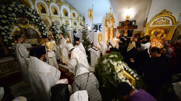 Верующие во время рождественского богослужения в Храме Успения Божией Матери во Владивостоке