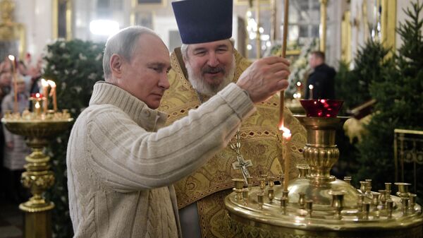 Владимир Путин на рождественском богослужении в Спасо-Преображенском соборе Санкт-Петербурга