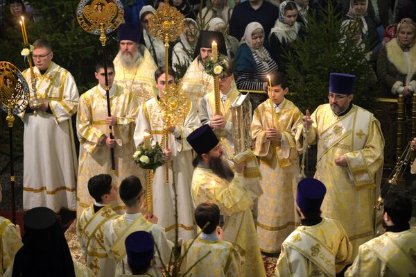 Священнослужители во время рождественского богослужения в соборе в Екатеринбурге