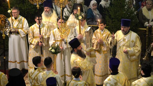 Священнослужители во время рождественского богослужения в соборе в Екатеринбурге