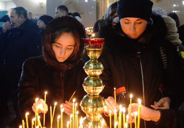 Верующие во время рождественского богослужения в храме Рождества Христова в Красноярске
