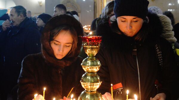 Верующие во время рождественского богослужения в храме Рождества Христова в Красноярске