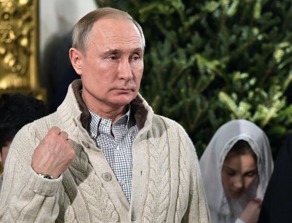 Владимир Путин во время Рождественского богослужения в Спасо-Преображенском соборе всей гвардии в Санкт-Петербурге