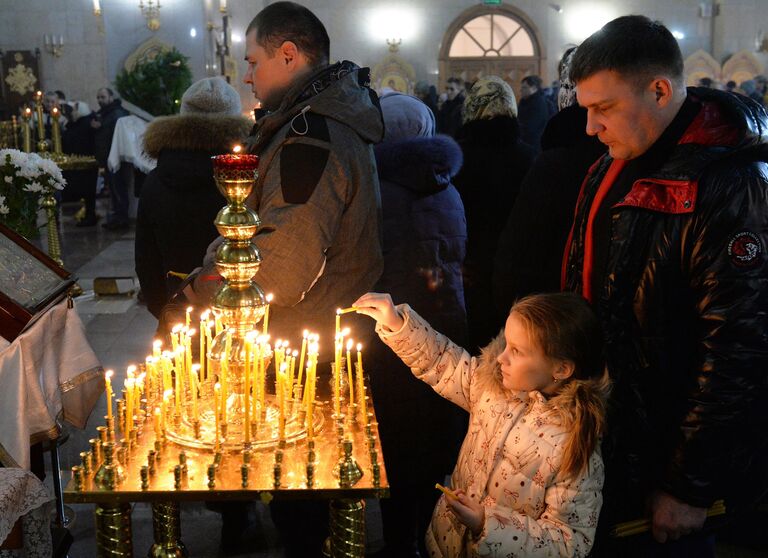 Верующие во время рождественского богослужения в храме Рождества Христова в Красноярске