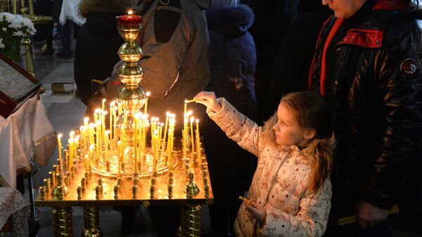Верующие во время рождественского богослужения в храме Рождества Христова в Красноярске Верующие во время рождественского богослужения в храме Рождества Христова в Красноярске