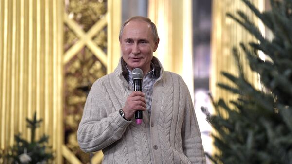  Владимир Путин поздравляет с праздником прихожан в Спасо-Преображенском соборе всей гвардии в Санкт-Петербурге после Рождественского богослужения