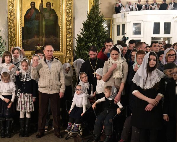 Владимир Путин во время Рождественского богослужения в Спасо-Преображенском соборе всей гвардии в Санкт-Петербурге