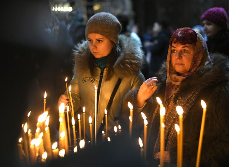 Верующие в храме Христа Спасителя в Москве перед началом Рождественского богослужения