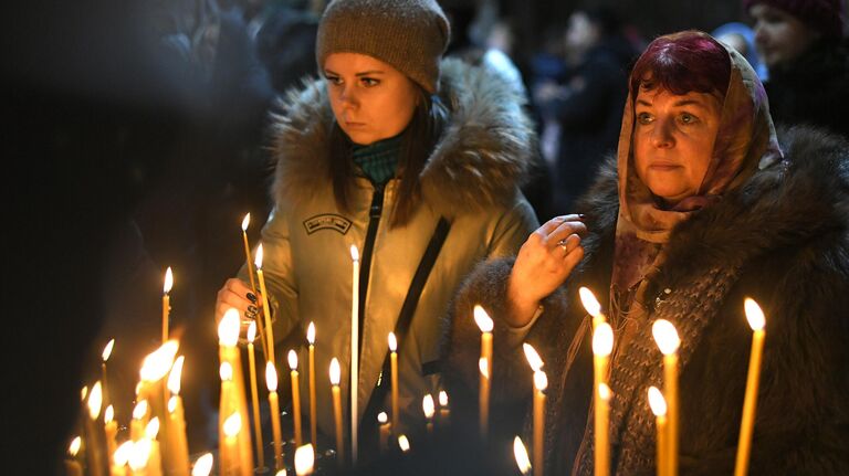 Верующие в храме Христа Спасителя в Москве перед началом Рождественского богослужения