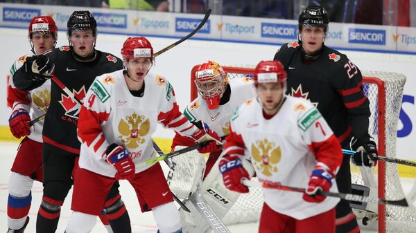 Вратарь Амир Мифтахов (Россия) (в центре) в финальном матче молодежного чемпионата мира по хоккею между сборными командами Канады и России.