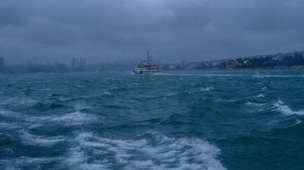 Шторм в результате мощного циклона у побережья Стамбула