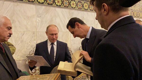 Президент России Владимир Путин и президент Сирийской Арабской Республики Башар Асад  в мечети Омейядов в Дамаске, Сирия. 7 января 2020